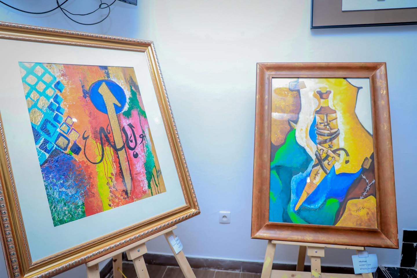 Deux tableaux djiboutiens sur chevalets — calligraphie et nature morte