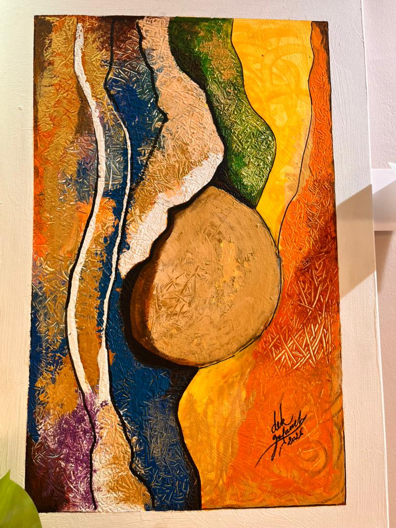 Composition abstraite avec calebasse au centre — couleurs terre et bleu — Dek Ahmed Moussa