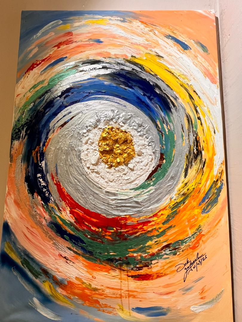 Composition circulaire abstraite aux couleurs vives avec centre doré — Dek Ahmed Moussa